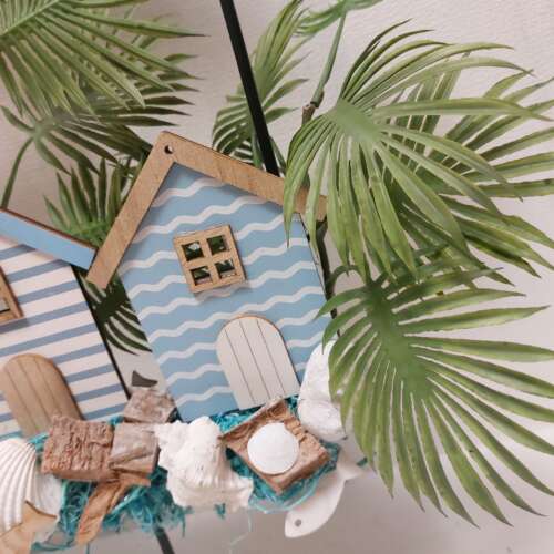 Strand huisje met palmen
