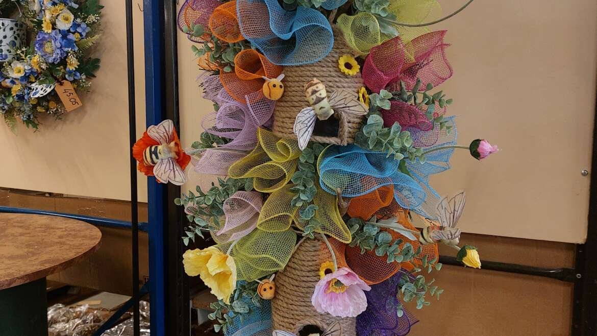 Bee hive deurhanger